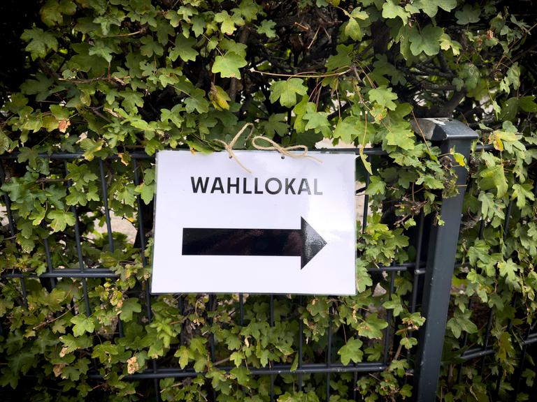 Ein Zettel weißt mit einem Pfeil nach rechts mit dem Hinweis "Wahllokal". Ein Zettel weißt mit einem Pfeil nach rechts mit dem Hinweis "Wahllokal".