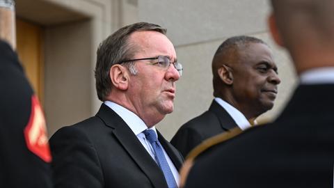 Verteidigungsminister Boris Pistorius wird mit einem Ehrenspalier von seinem Amtskollegen Lloyd James Austin empfangen. 