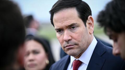 US-Außenminister Rubio beim G7 Treffen in der Nähe von Paris. Er schaut ernst.