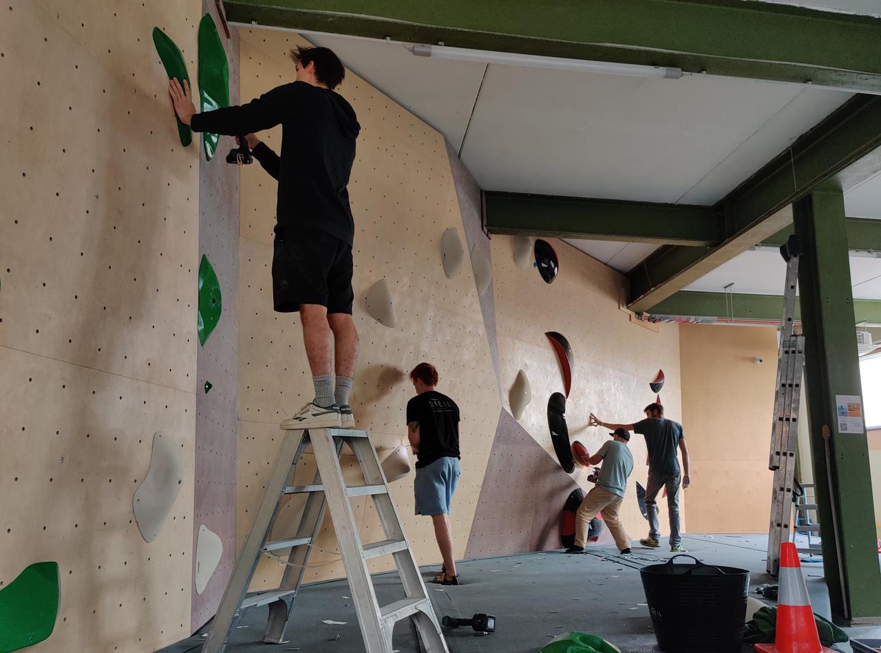  In der Boulderhalle Steil in Karlsruhe schrauben die Routenbauer neue Boulderprobleme an die Wand.