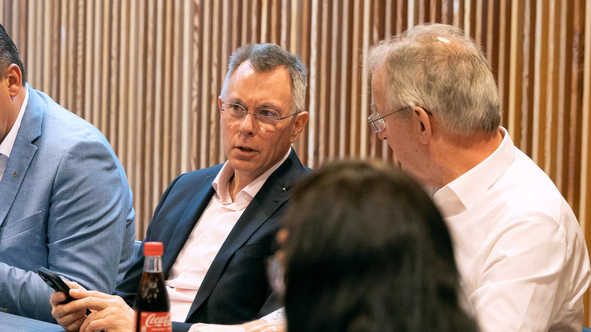 Michael Büge (hinten 2.v.l.) nimmt an der Sitzung der AfD-Landtagsfraktion teil und spricht mit Dirk Bisans. Michael Büge (hinten 2.v.l.) nimmt an der Sitzung der AfD-Landtagsfraktion teil und spricht mit Dirk Bisans.