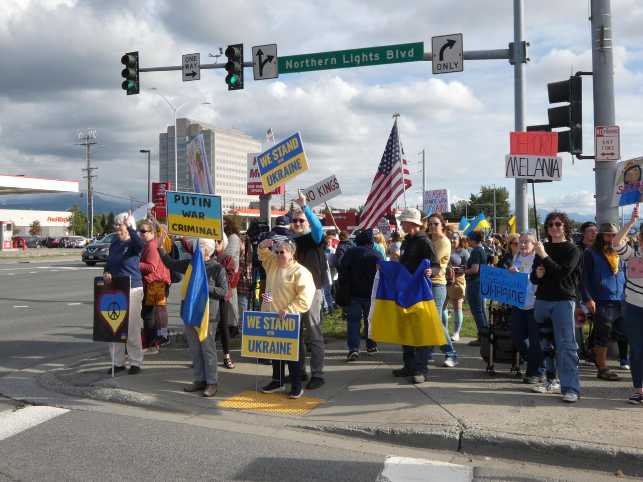 In der Stadt Anchorage im US-Bundesstaat Alaska: protestieren Menschen protestieren an einer Straßenkreuzung. In der Stadt Anchorage im US-Bundesstaat Alaska: protestieren Menschen protestieren an einer Straßenkreuzung.