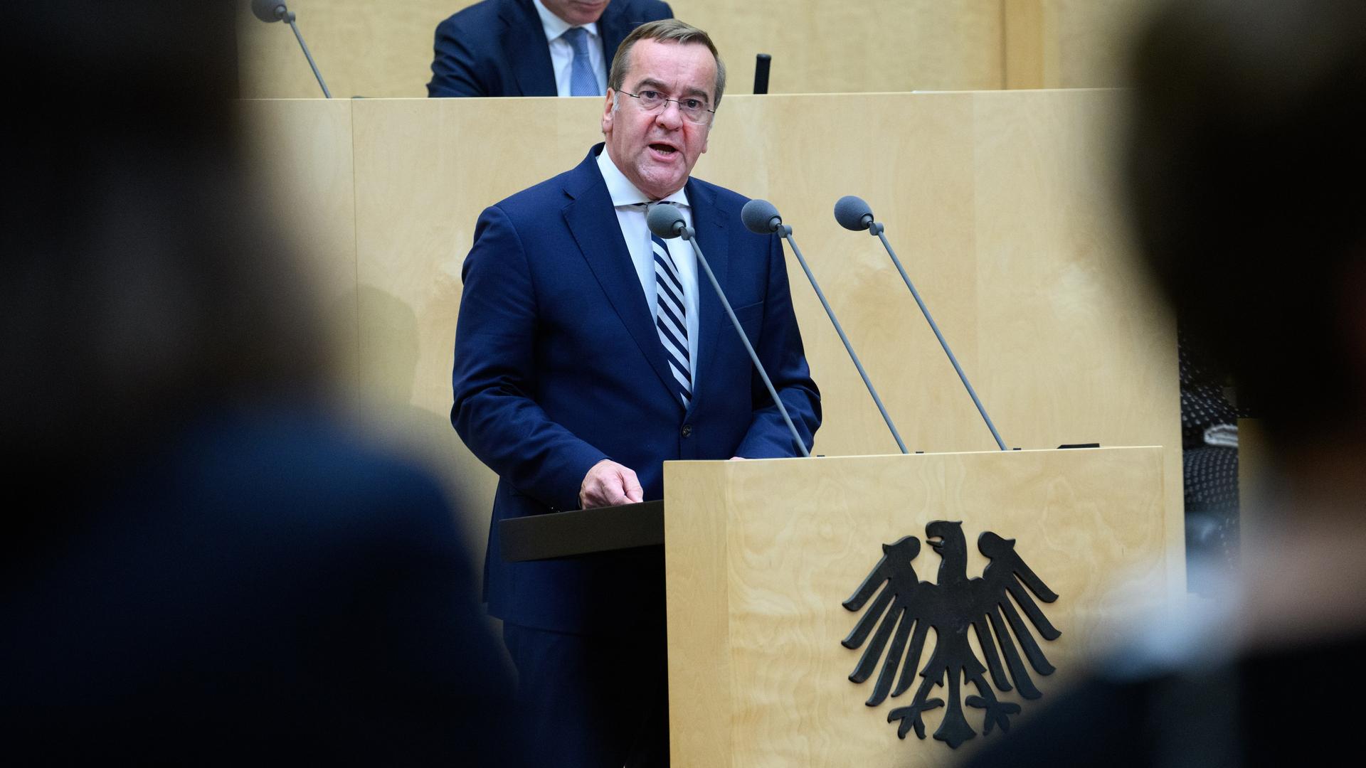 Boris Pistorius (SPD), Bundesminister der Verteidigung, spricht in der 1058. Plenarsitzung im Deutschen Bundesrat zum Gesetzentwurf des Wehrdienst-Modernisierungsgesetzes (WDModG). Boris Pistorius (SPD), Bundesminister der Verteidigung, spricht in der 1058. Plenarsitzung im Deutschen Bundesrat zum Gesetzentwurf des Wehrdienst-Modernisierungsgesetzes (WDModG).