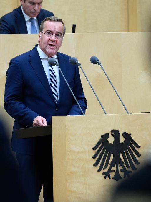 Boris Pistorius (SPD), Bundesminister der Verteidigung, spricht in der 1058. Plenarsitzung im Deutschen Bundesrat zum Gesetzentwurf des Wehrdienst-Modernisierungsgesetzes (WDModG). 