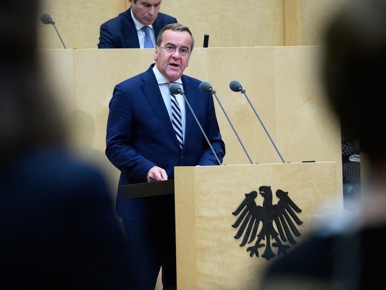 Boris Pistorius (SPD), Bundesminister der Verteidigung, spricht in der 1058. Plenarsitzung im Deutschen Bundesrat zum Gesetzentwurf des Wehrdienst-Modernisierungsgesetzes (WDModG). 