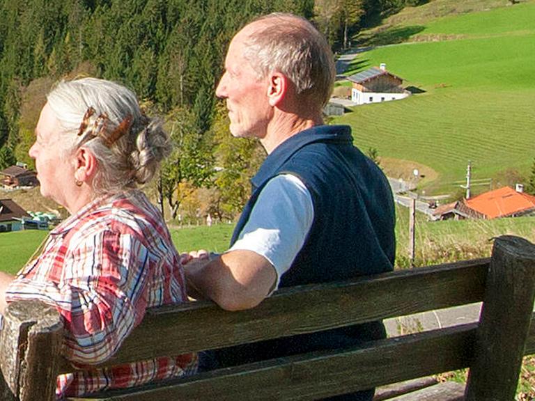 Das bayerische Ehepaar Anna und Karl Fritz haben keinen Zweifel an ihrer "gottgegebenen sozialen Stellung". Zu sehen: Ein älteres Ehepaar auf einer Bank. 