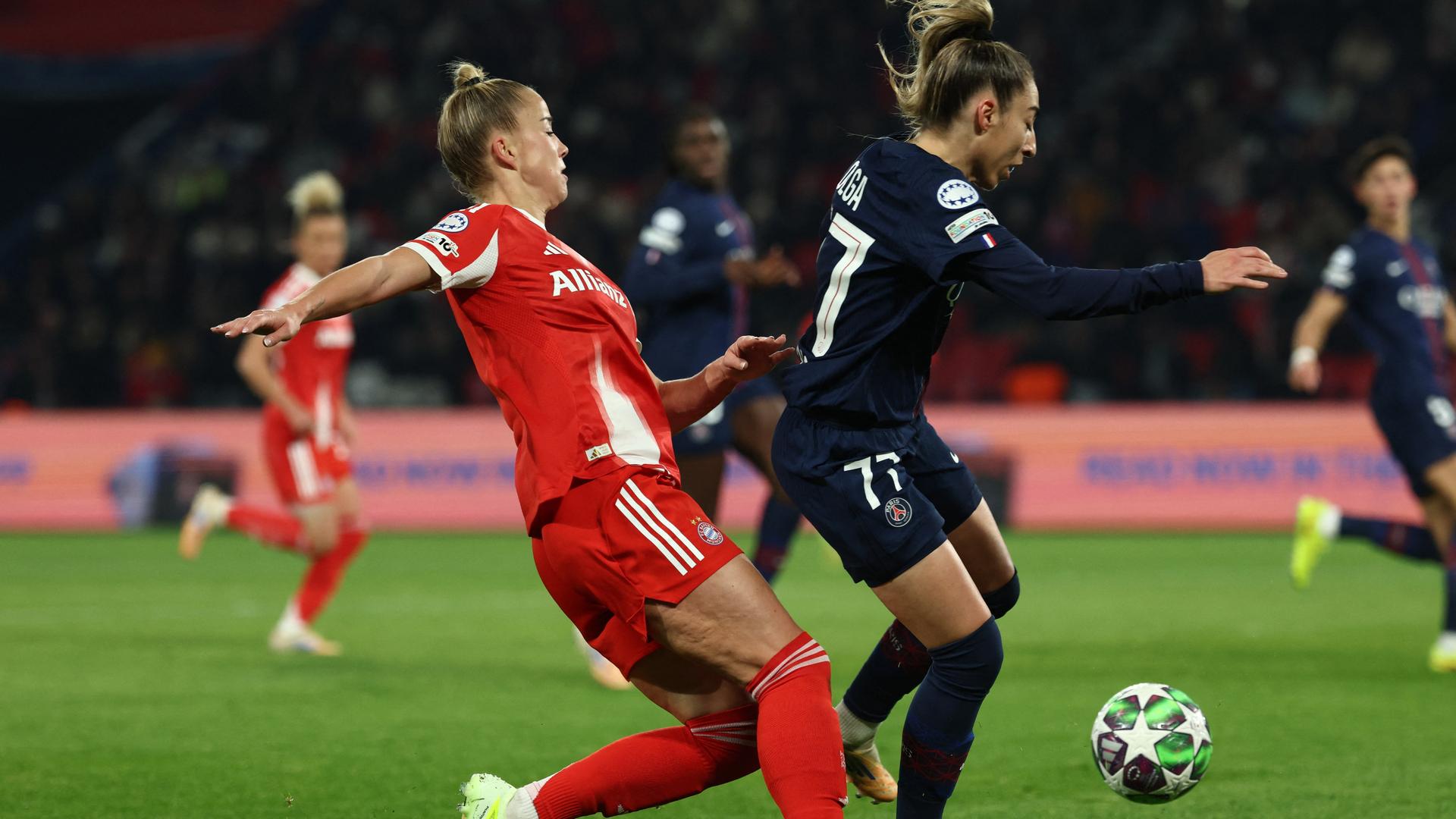 Bayern Münchens Verteidigerin Giulia Gwinn (L) und die Verteidigerin von PSG, Olga Carmona (R), kämpfen um den Ball. 