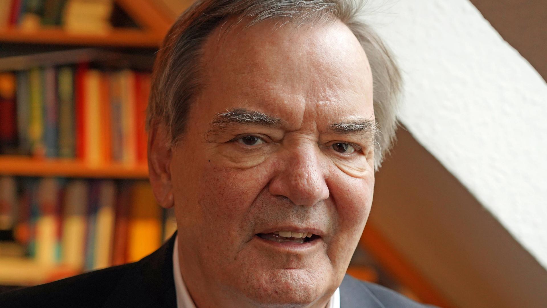 Rudolf Hickel, pensionierter Wirtschaftsprofessor der Universität Bremen, schaut im Homeoffice in die Kamera des Fotografen Rudolf Hickel, pensionierter Wirtschaftsprofessor der Universität Bremen, schaut im Homeoffice in die Kamera des Fotografen