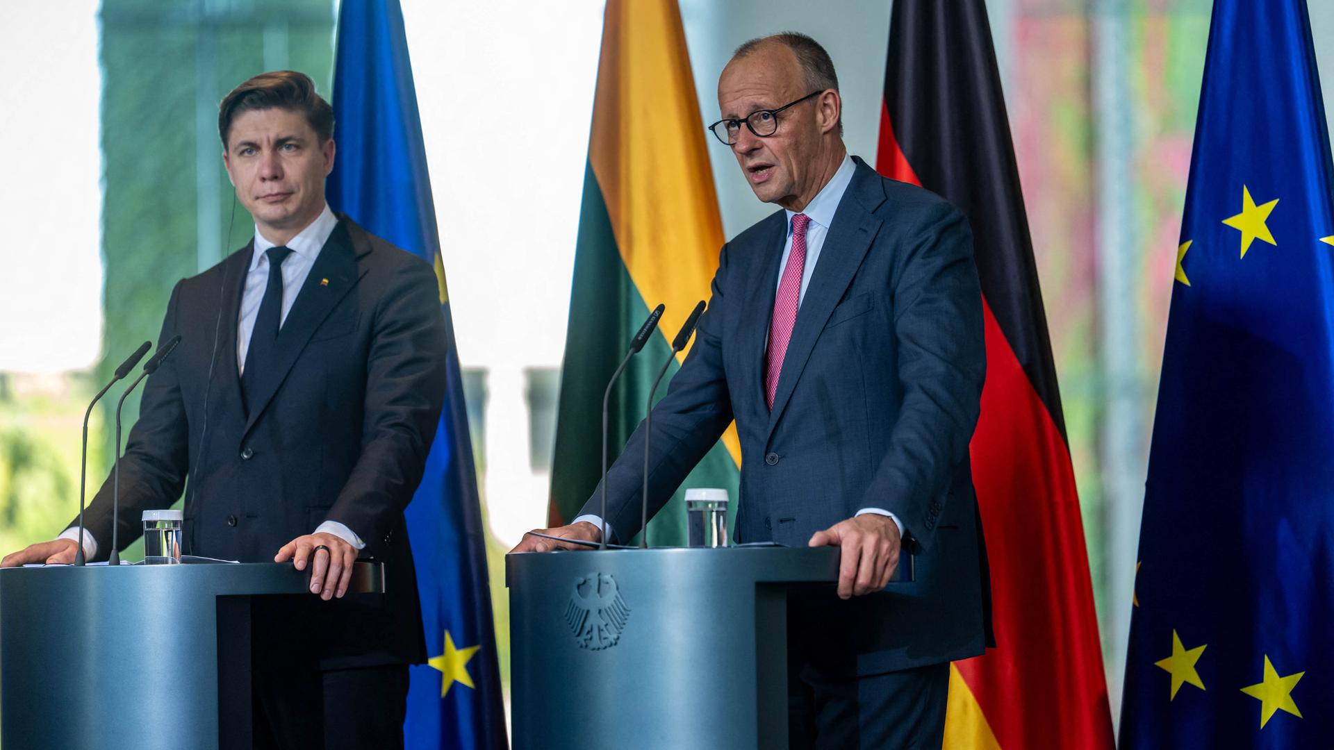 Bundeskanzler Friedrich Merz (r, CDU) und Mindaugas Sinkevičius, Ministerpräsident von Litauen, stehen an Sprecherpulten im Bundeskanzleramt. Bundeskanzler Friedrich Merz (r, CDU) und Mindaugas Sinkevičius, Ministerpräsident von Litauen, stehen an Sprecherpulten im Bundeskanzleramt.