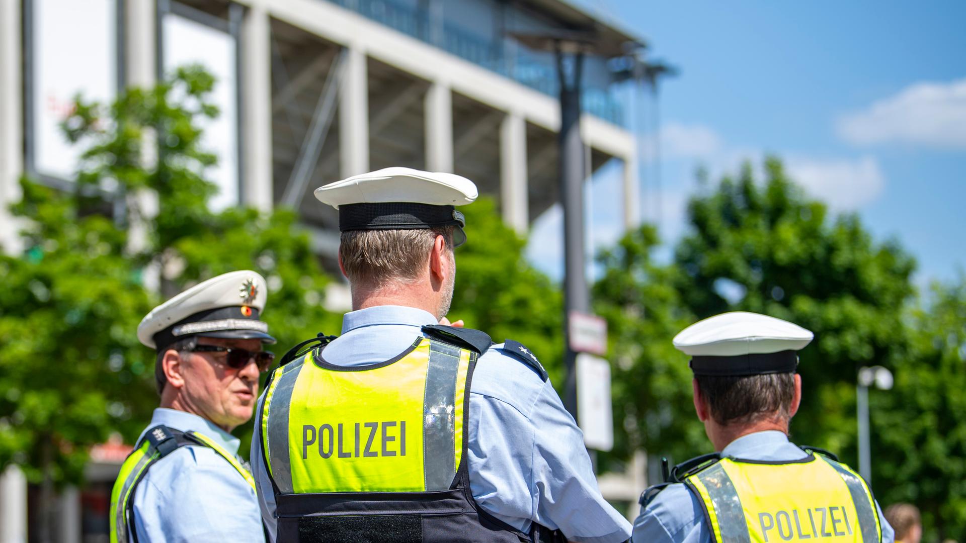Polizisten sichern die Ankunft der Fans vor dem Kölner Stadion.