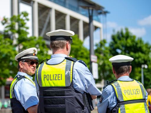 Polizisten sichern die Ankunft der Fans vor dem Kölner Stadion.