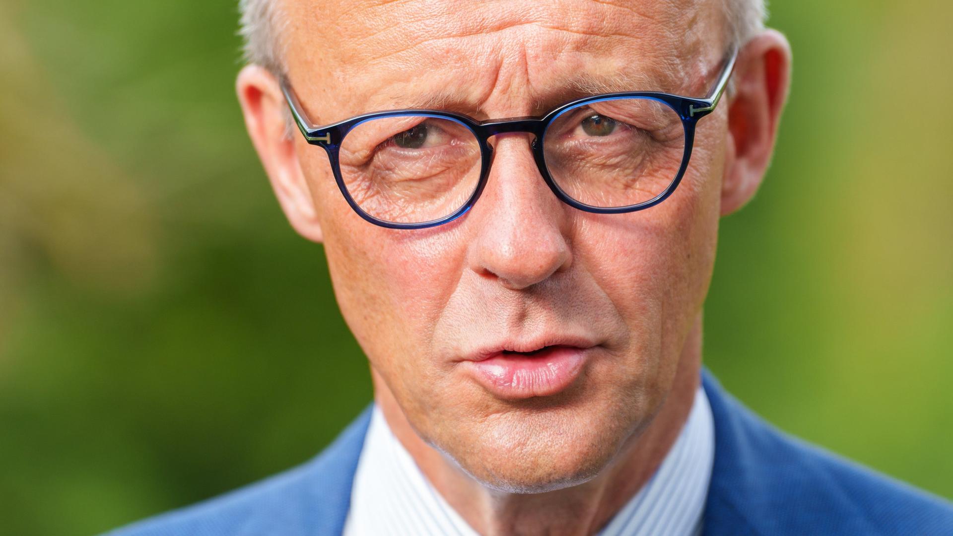 Friedrich Merz, Bundesvorsitzender der CDU Deutschland, spricht zu Journalisten bei einem Empfang der CDU-Fraktion in Hessen.