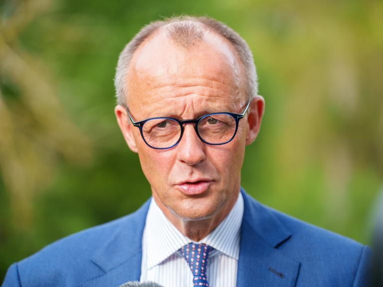 Friedrich Merz, Bundesvorsitzender der CDU Deutschland, spricht zu Journalisten bei einem Empfang der CDU-Fraktion in Hessen.