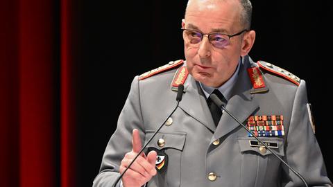 Generalinspekteur der Bundeswehr Carsten Breuer steht am Pult und spricht über "Schutz unserer Infrastrukturen - analog und digital" auf der zweiten Konferenz des Bundesverbandes der Energie- und Wasserwirtschaft e. V. (BDEW) im März 2023.