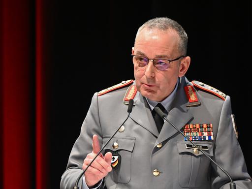 Generalinspekteur der Bundeswehr Carsten Breuer steht am Pult und spricht über "Schutz unserer Infrastrukturen - analog und digital" auf der zweiten Konferenz des Bundesverbandes der Energie- und Wasserwirtschaft e. V. (BDEW) im März 2023.