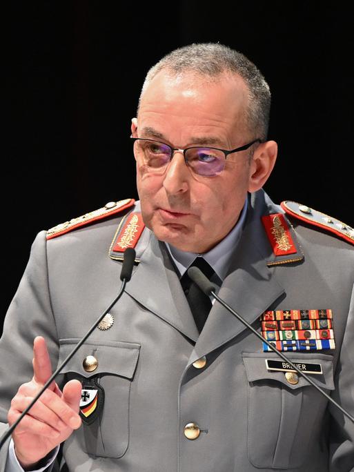 Generalinspekteur der Bundeswehr Carsten Breuer steht am Pult und spricht über "Schutz unserer Infrastrukturen - analog und digital" auf der zweiten Konferenz des Bundesverbandes der Energie- und Wasserwirtschaft e. V. (BDEW) im März 2023.