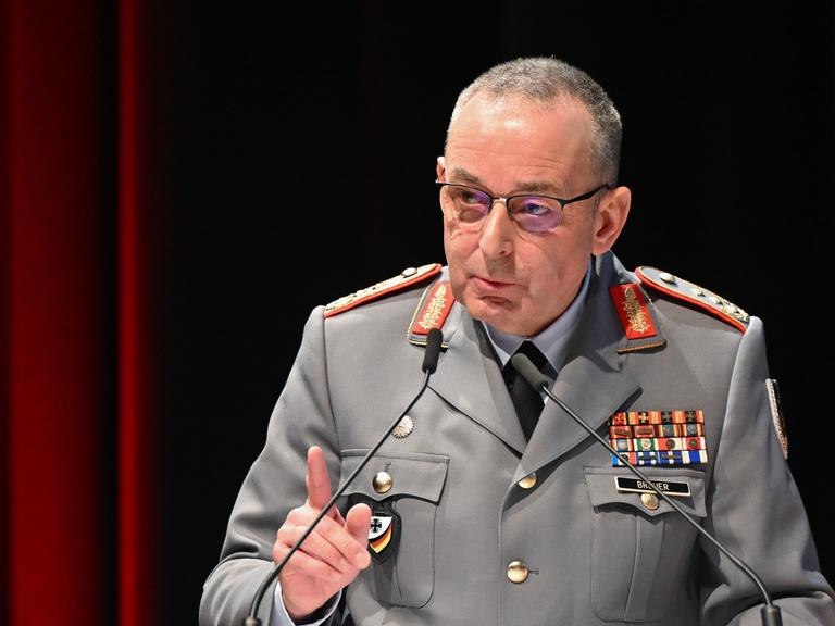 Generalinspekteur der Bundeswehr Carsten Breuer steht am Pult und spricht über "Schutz unserer Infrastrukturen - analog und digital" auf der zweiten Konferenz des Bundesverbandes der Energie- und Wasserwirtschaft e. V. (BDEW) im März 2023.