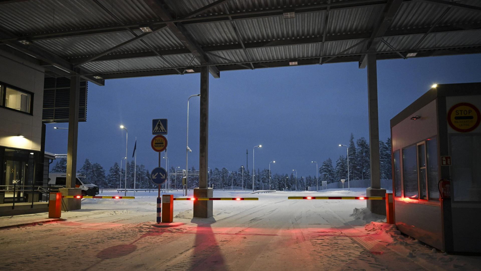 Grenzstation zwischen Finnland und Russland; es ist dunkel, helle Scheinwerfer leuchten und es liegt Schnee (28.11.2023) Grenzstation zwischen Finnland und Russland; es ist dunkel, helle Scheinwerfer leuchten und es liegt Schnee (28.11.2023)