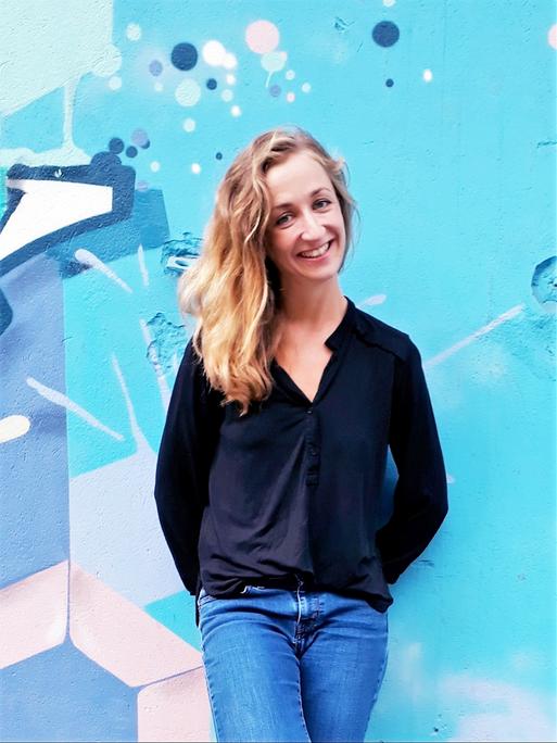 Stepha Quitterer lacht in die Kamera. Sie hat langes blondes Haar und trägt eine dunkelblaue Bluse.