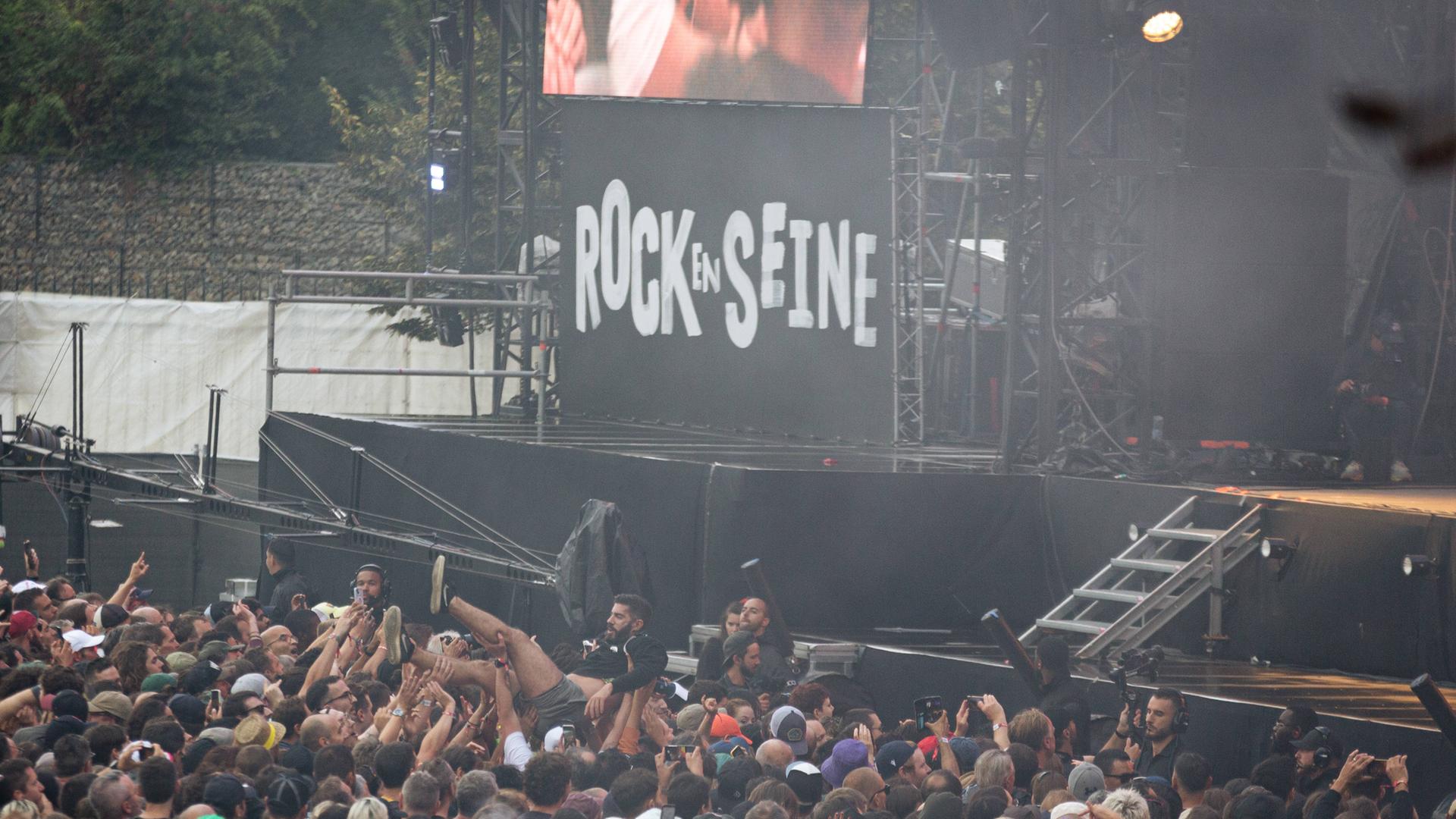 Publikum, Bühne und Logo des Rock-en-Seine-Musikfestivals im Jahr 2024