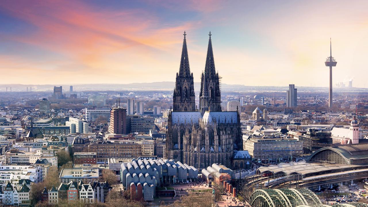 Kölner Dom und Hohenzollernbrücke am Rhein.