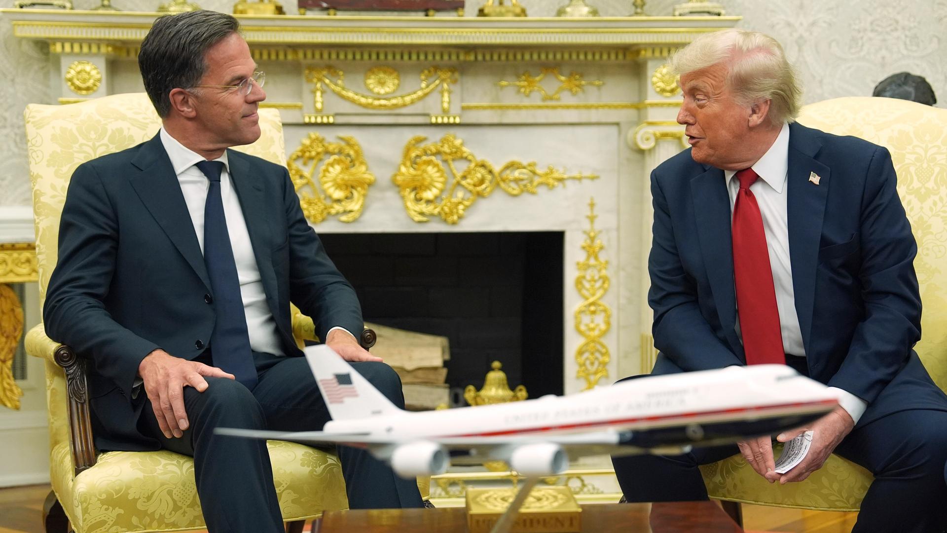 US-Präsident Donald Trump (rechts) trifft im Oval Office des Weißen Hauses in Washington mit NATO-Generalsekretär Mark Rutte zusammen.