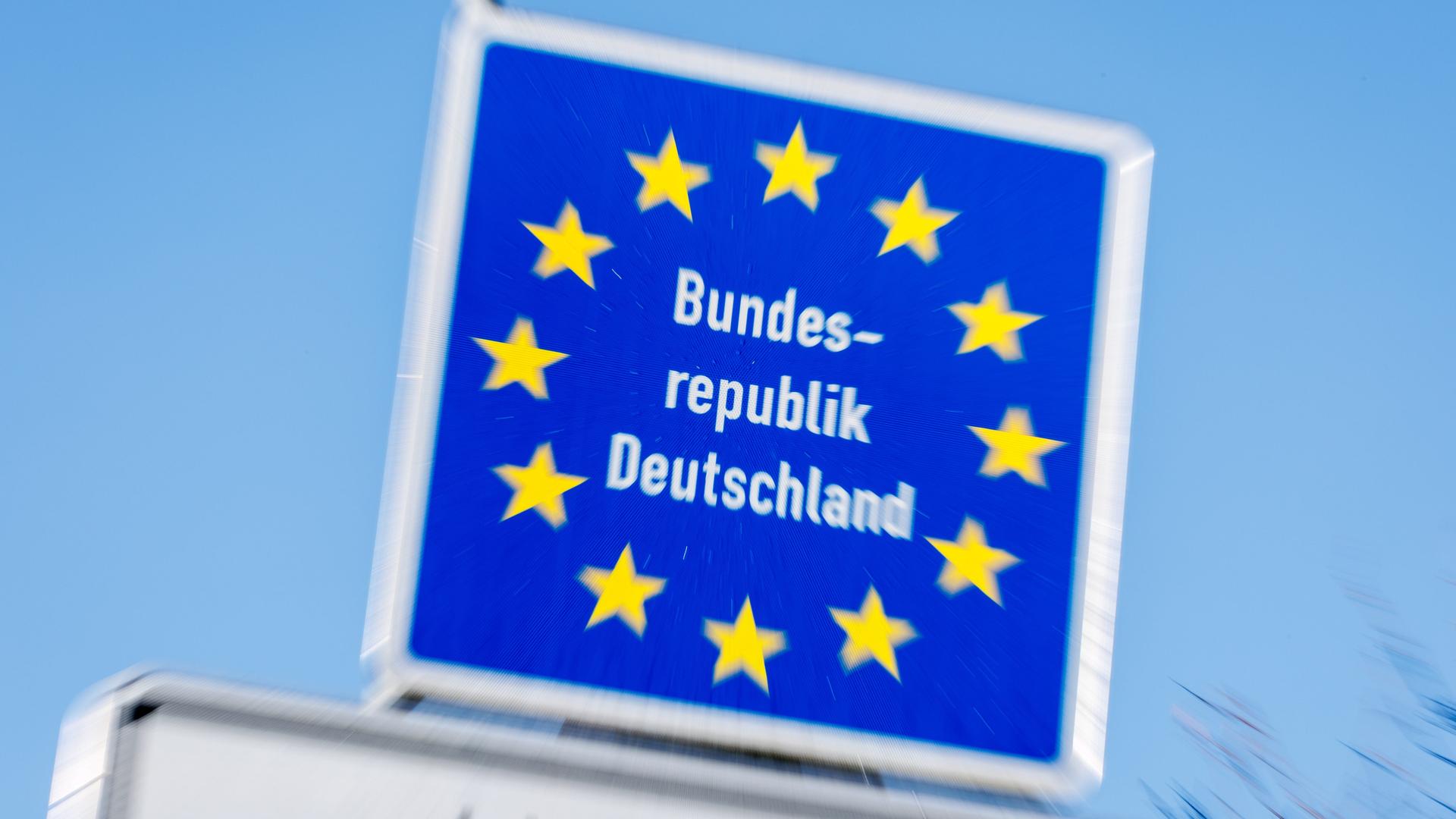 Ein Schild mit der Aufschrift Bundesrepublik Deutschland ist am 06.02.2025 an der Grenze von Österreich und Deutschland bei Oberaudorf (Bayern) zu sehen. Ein Schild mit der Aufschrift Bundesrepublik Deutschland ist am 06.02.2025 an der Grenze von Österreich und Deutschland bei Oberaudorf (Bayern) zu sehen.