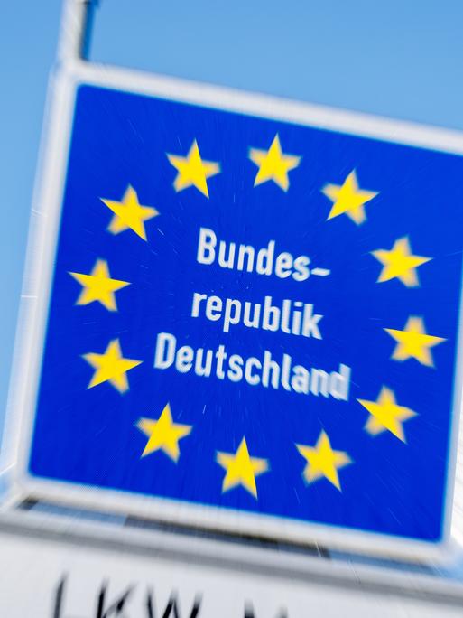 Ein Schild mit der Aufschrift Bundesrepublik Deutschland ist am 06.02.2025 an der Grenze von Österreich und Deutschland bei Oberaudorf (Bayern) zu sehen.