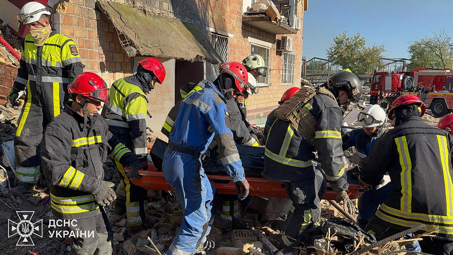 Rettungskräfte tragen am 28. August ein Opfer aus einem zerstörten Gebäude in Kiew