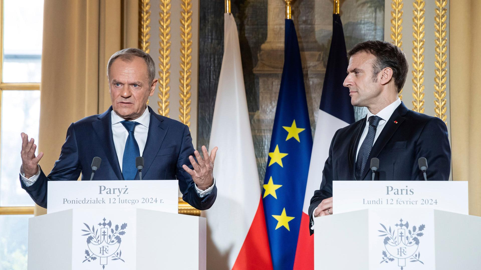 Frankreich, Paris: Emmanuel Macron (r), Präsident von Frankreich, und Donald Tusk, Ministerpräsident von Polen, geben im Rahmen ihres Treffens im Elysee-Palast eine Erklärung ab.