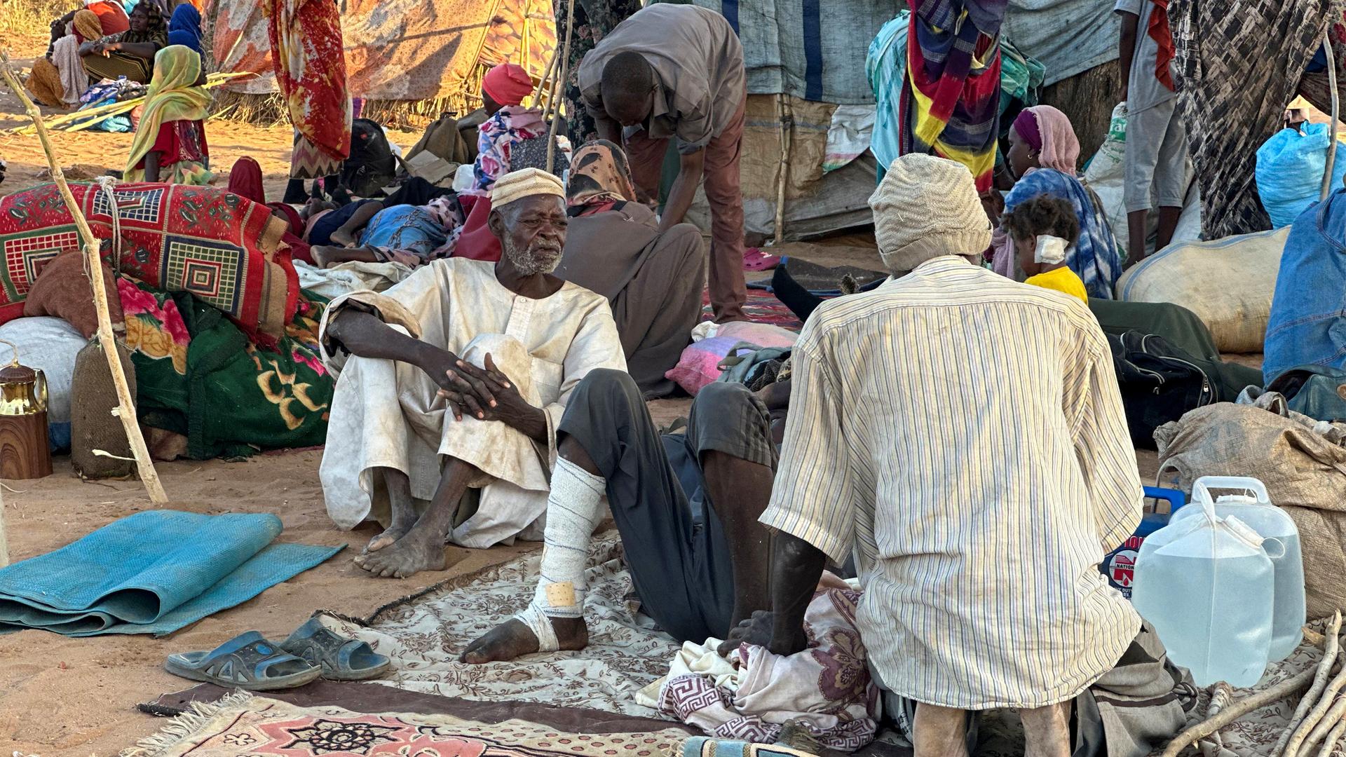 Aus Al-Faschir vertriebene Menschen machen Rast nahe der Stadt Tawila im Sudan. Aus Al-Faschir vertriebene Menschen machen Rast nahe der Stadt Tawila im Sudan.