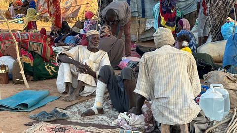 Aus Al-Faschir vertriebene Menschen machen Rast nahe der Stadt Tawila im Sudan.