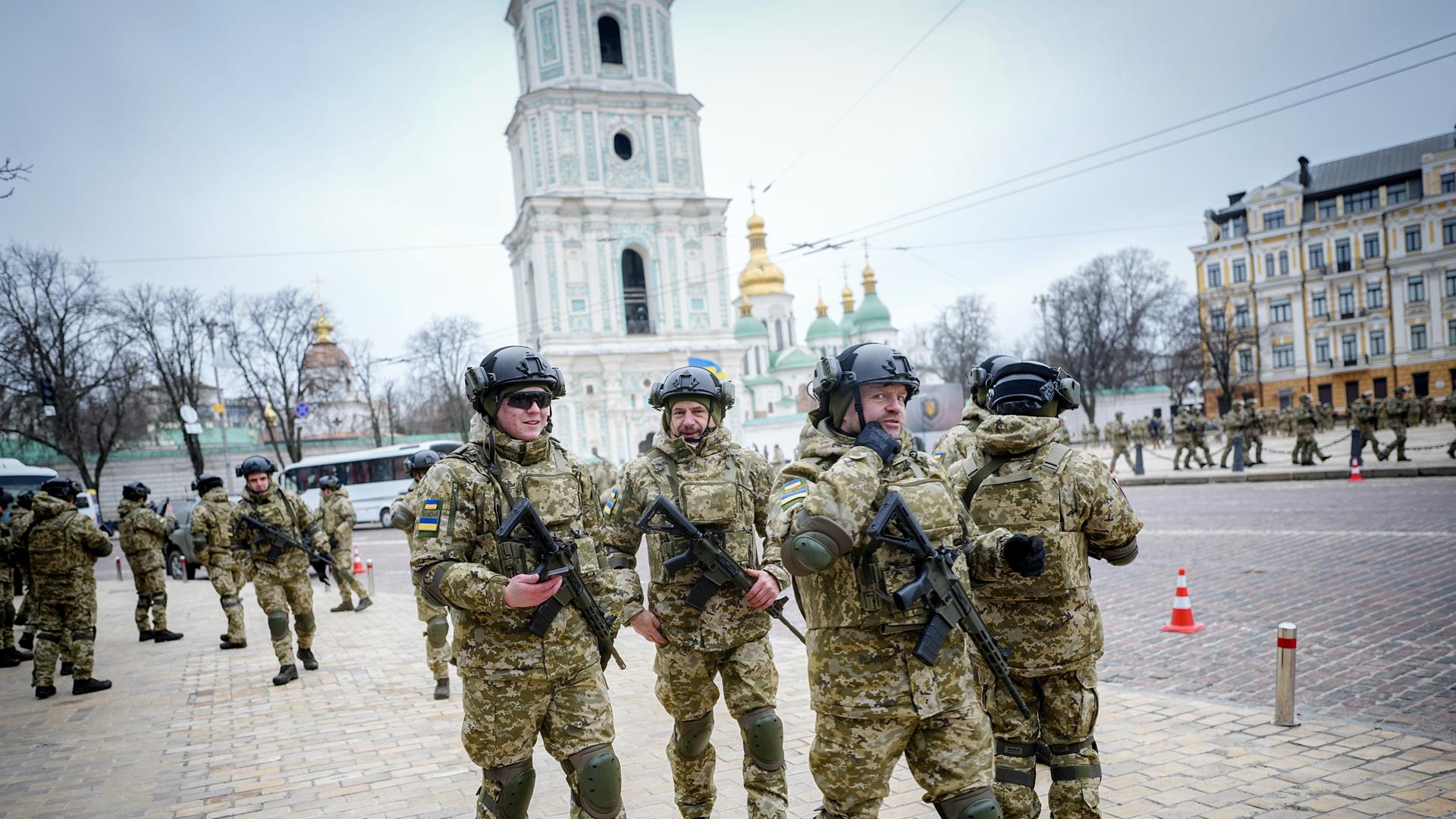 Ukrainische Soldaten verlassen die Militärparade vor der Sophienkathedrale. Die russische Armee hatte die Ukraine am 24.02.2022 überfallen.