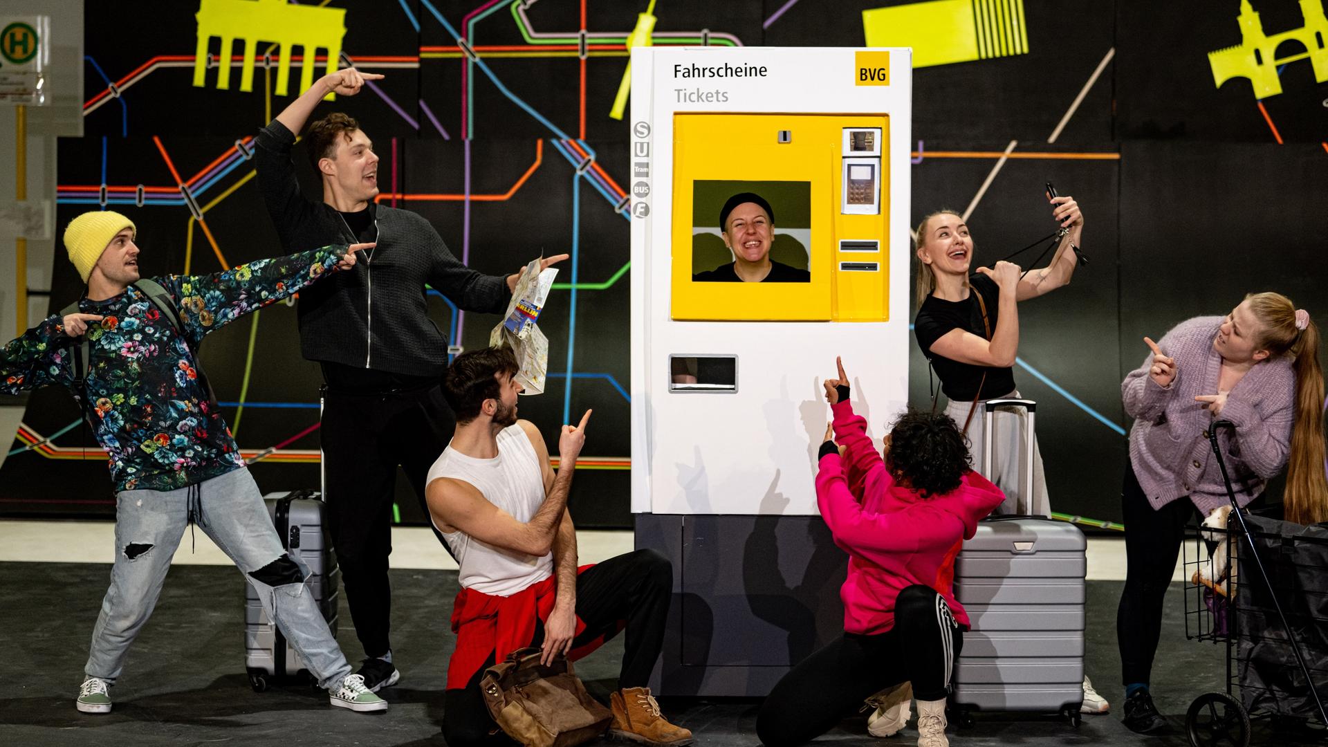 Viel Spaß auf der Bühne: Steffi Irmen (Mitte) als Fahrausweise bei der Fotoprobe zum BVG-Musical "Tarifzone Liebe". Viel Spaß auf der Bühne: Steffi Irmen (Mitte) als Fahrausweise bei der Fotoprobe zum BVG-Musical "Tarifzone Liebe".