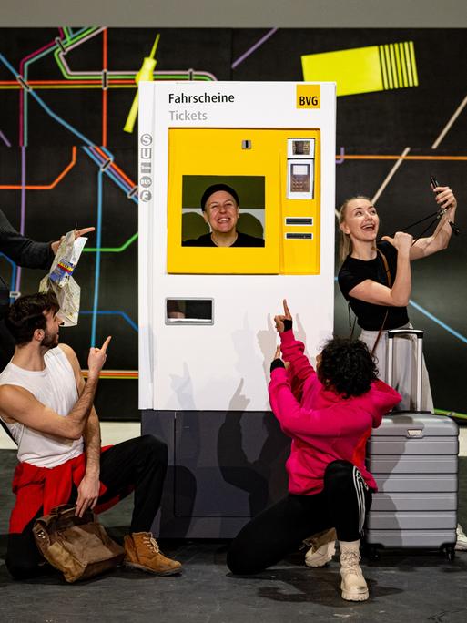 Viel Spaß auf der Bühne: Steffi Irmen (Mitte) als Fahrausweise bei der Fotoprobe zum BVG-Musical "Tarifzone Liebe". 