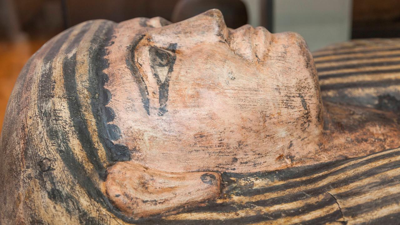 Ausstellung eines ägyptischen Mumiensargdeckels aus Theben, ca. 747-525 v. Chr. der Mumie Asru im Manchester Museum in England, UK