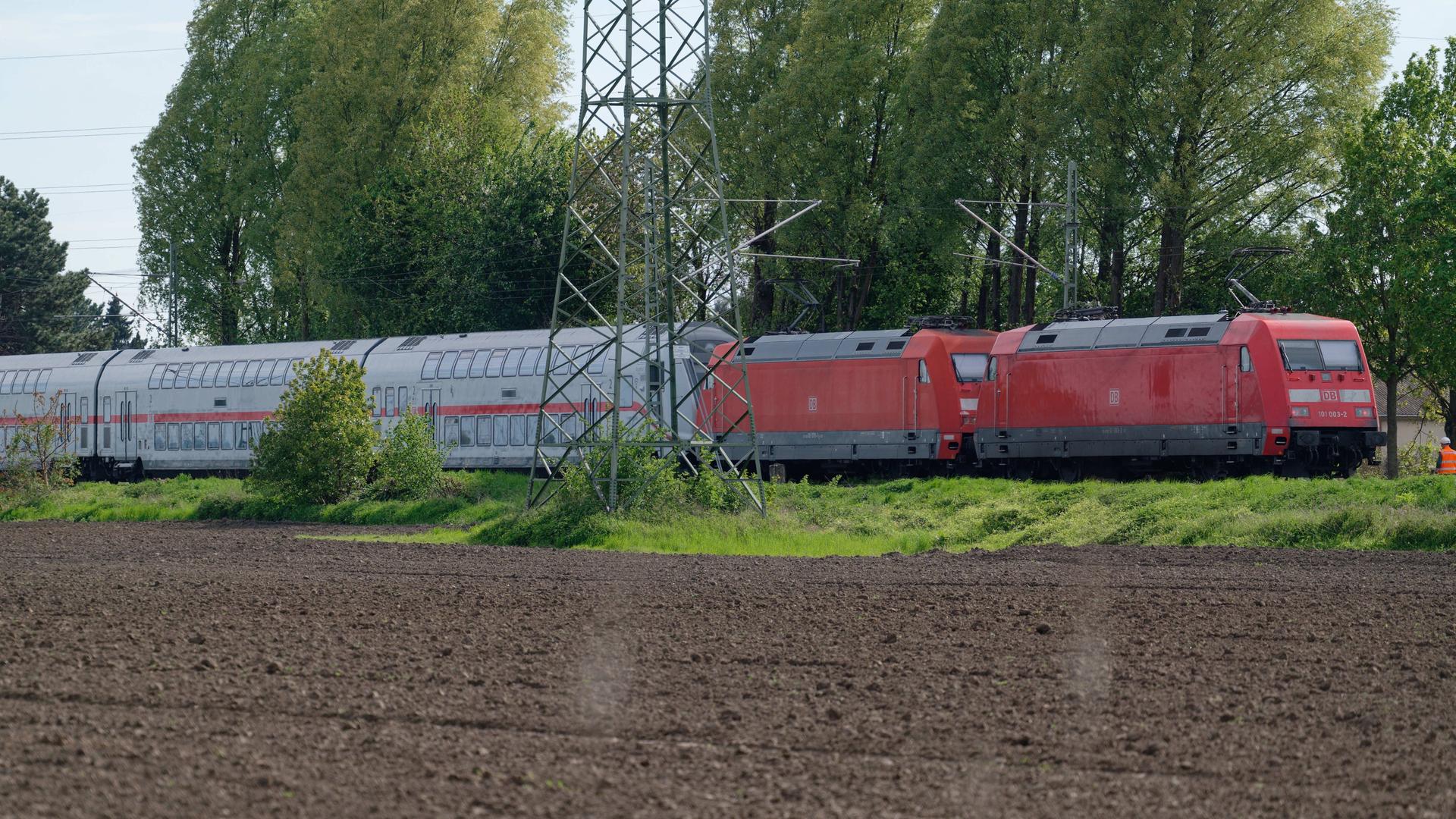 Nordrhein-Westfalen, Hürth: Zwei Lokomotiven koppeln an den Unfallzug um ihn abzuschleppen. Ein Zug fährt in eine Gruppe von Arbeitern. Nordrhein-Westfalen, Hürth: Zwei Lokomotiven koppeln an den Unfallzug um ihn abzuschleppen. Ein Zug fährt in eine Gruppe von Arbeitern.