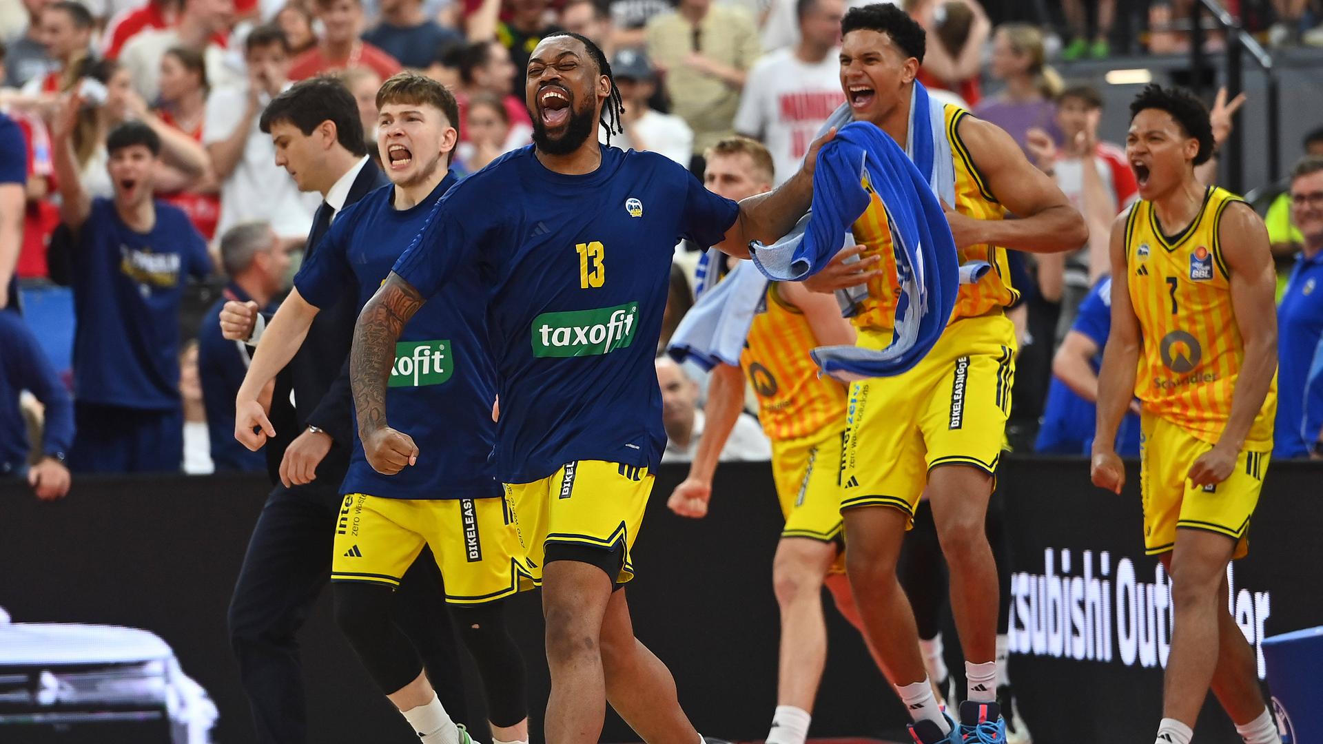 Spieler von Alba Berlin jubeln. Spieler von Alba Berlin jubeln.