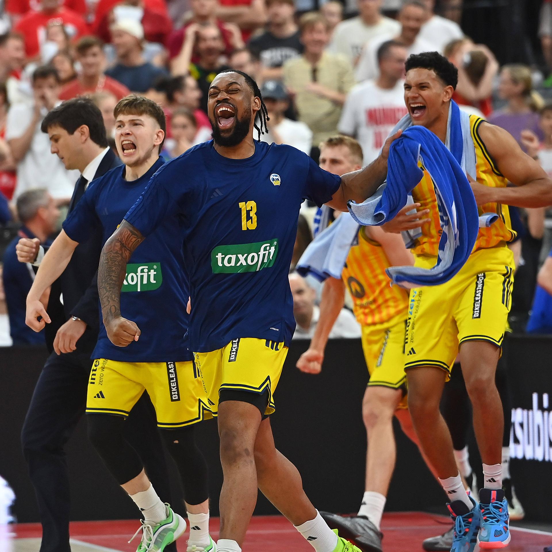 Spieler von Alba Berlin jubeln.