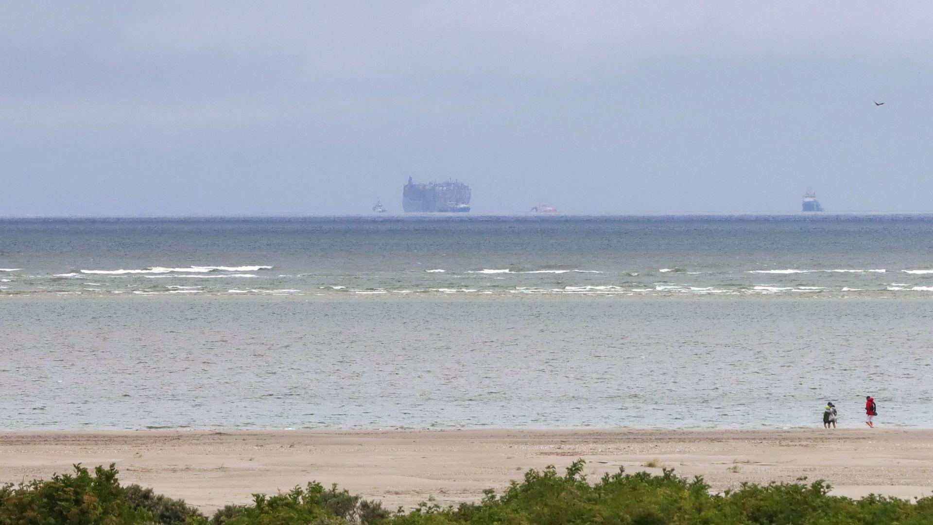 Der Autofrachter "Fremantle Highway" ist vom Strand der niederländischen Insel Schiermonnikoog aus am Horizont zu sehen. Der Autofrachter "Fremantle Highway" ist vom Strand der niederländischen Insel Schiermonnikoog aus am Horizont zu sehen.