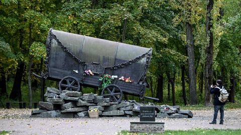 Denkmal "Die Zigeuner-Wagen" in Erinnerung an die Opfer der Roma Völkermord in der Gedenkstätte Babyn Jar in Kiew: Es ist die Skulptur eines großen Planwagens. 