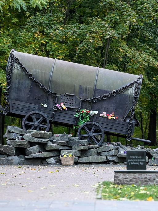 Denkmal "Die Zigeuner-Wagen" in Erinnerung an die Opfer der Roma Völkermord in der Gedenkstätte Babyn Jar in Kiew: Es ist die Skulptur eines großen Planwagens. 
