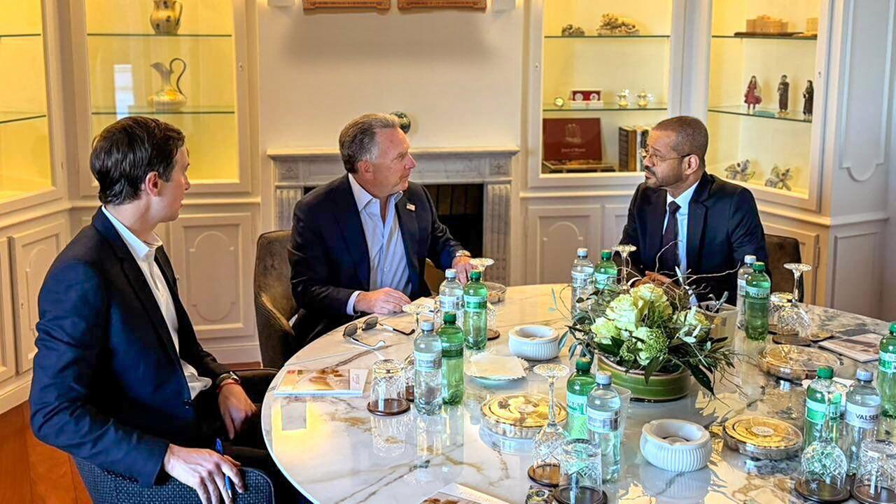 Omans Außenminister Badr al-Bussaidi, der Sondergesandte des Weißen Hauses, Steve Witkoff (M), und Jared Kushner , Schwiegersohn von US-Präsident Trump Omans Außenminister Badr al-Bussaidi, der Sondergesandte des Weißen Hauses, Steve Witkoff (M), und Jared Kushner , Schwiegersohn von US-Präsident Trump