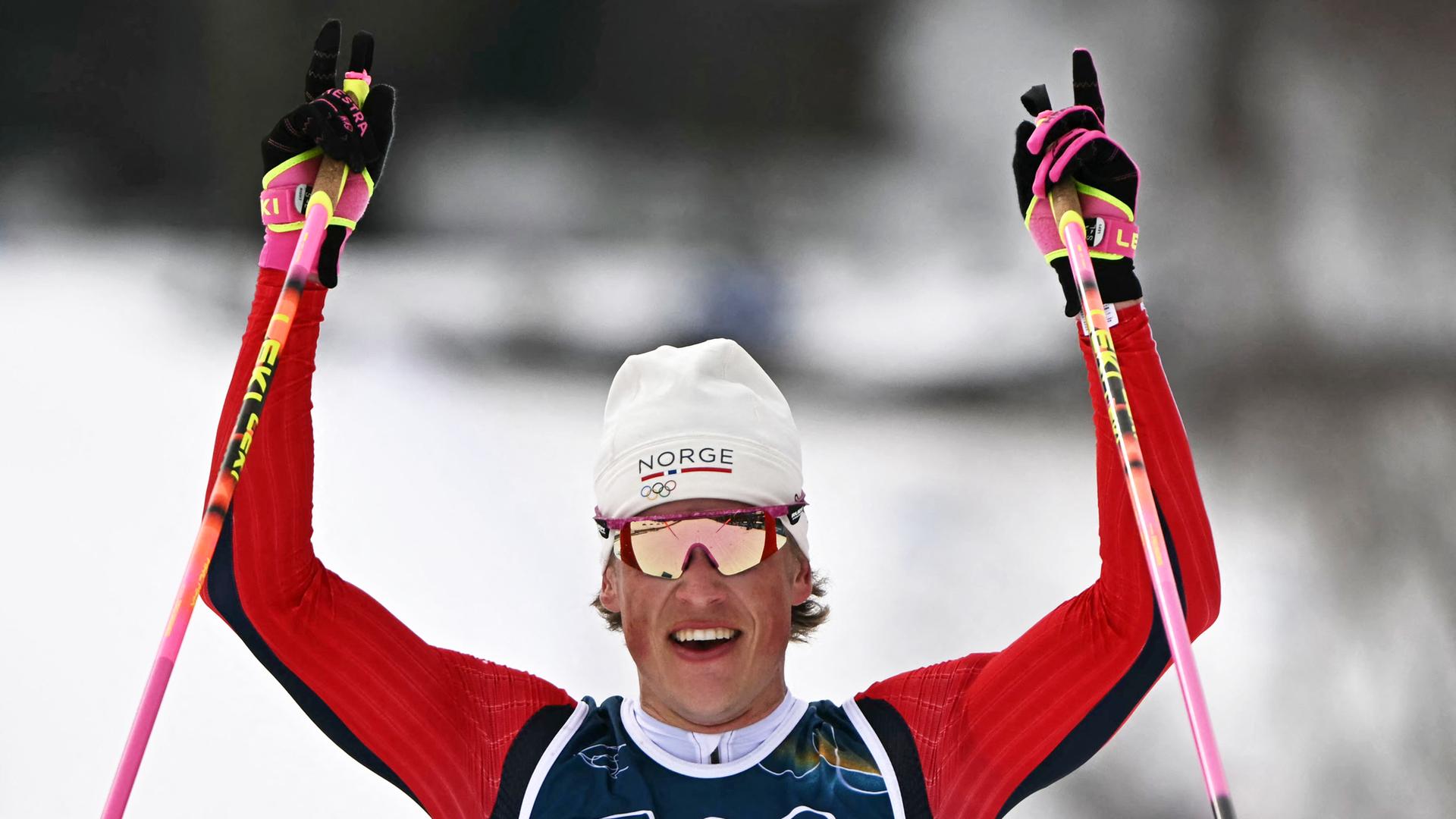 Der Norweger JOhannes Kläbo feiert seinen Sieg und seine 6. Goldmedaille. 