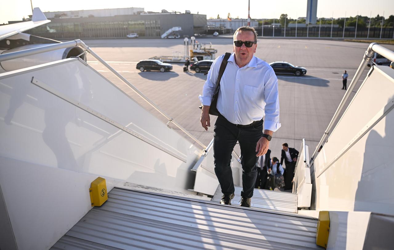 Boris Pistorius (SPD), Bundesminister der Verteidigung, steigt in ein Flugzeug der Flugbereitschaft.