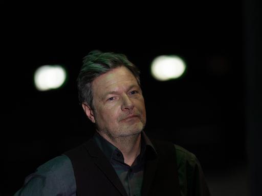 Der Ex-Vizekanzler zwischen zwei Lichtquellen bei einer Wahlkampfveranstaltung der Grünen in Mainz Der Ex-Vizekanzler zwischen zwei Lichtquellen bei einer Wahlkampfveranstaltung der Grünen in Mainz
