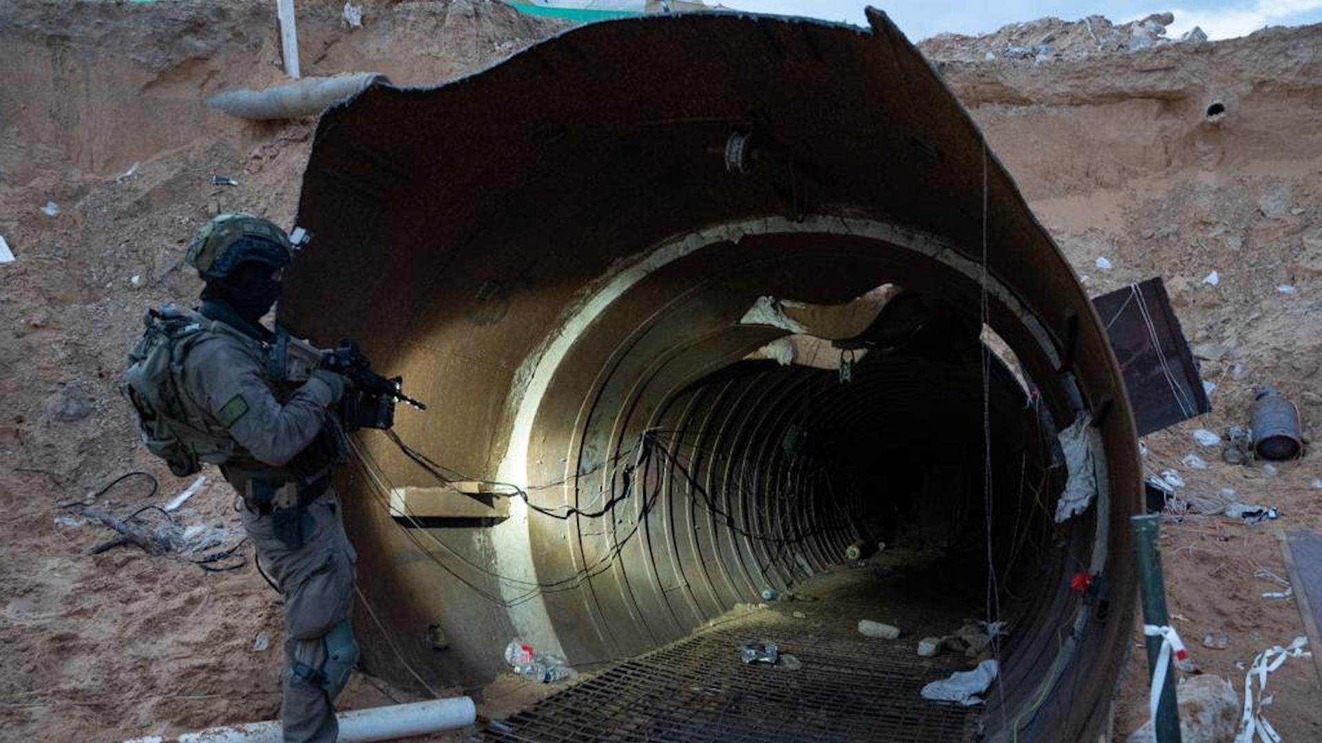 Ein von den Israelischen Verteidigungsstreitkräften (IDF) am 17. Dezember 2023 veröffentlichte Foto zeigt einen israelischn Soldaten vor dem Eingang eines großen unterirdischen Hamas-Tunnelsystems, das im Gazastreifen entdeckt wurde. 