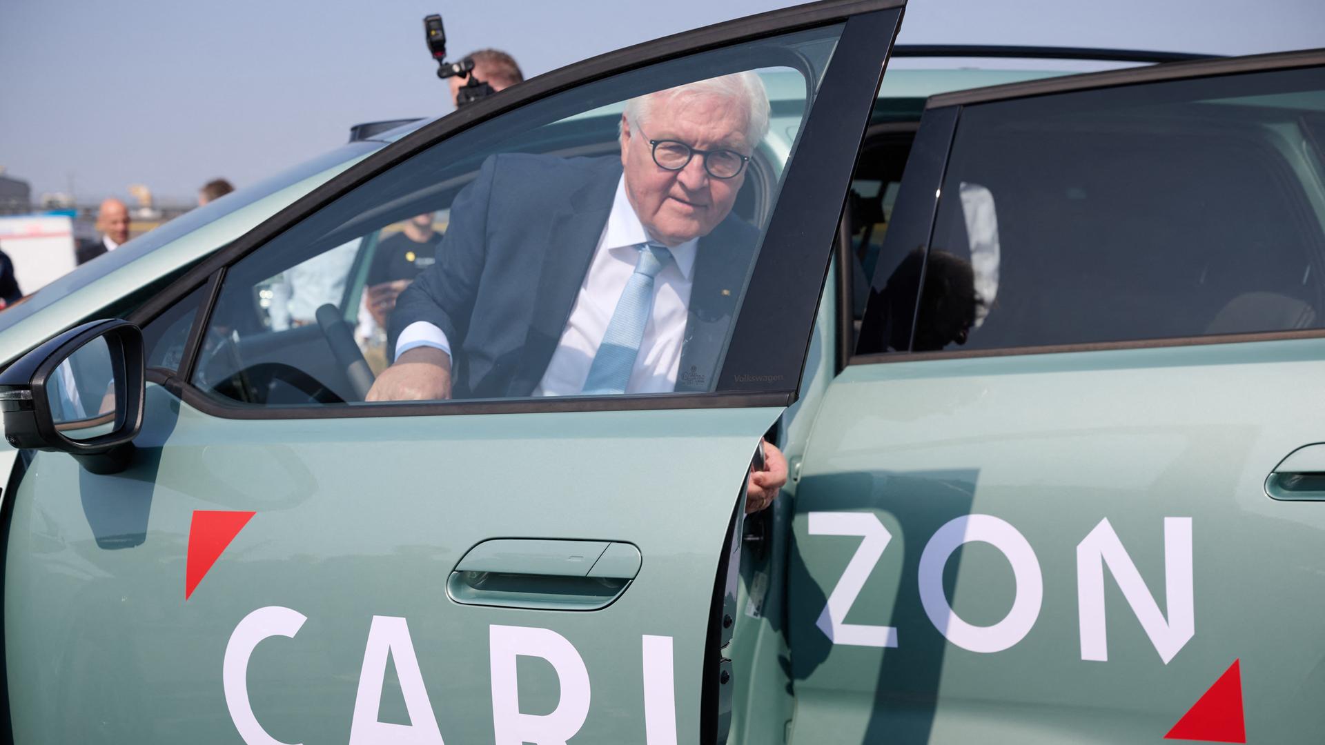 Bundespräsident Frank-Walter Steinmeier steigt an einem Standort der Volkswagen Group China aus einem Aura T6 Volkswagen, in dem ein Fahrerassistenzsystem des spezialisierten Unternehmens "Carizon" von Volkswagen China verbaut ist.
