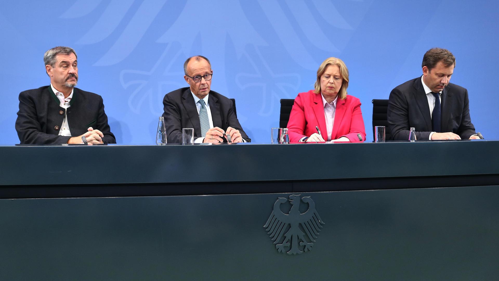 Pressekonferenz nach den Beratungen des Koalitionsausschusses: Bayerns Ministerpräsident Markus Söder (CSU), Bundeskanzler Friedrich Merz (CDU), Bundesministerin für Arbeit und Soziales Bärbel Bas (SPD) und Bundesfinanzminister Lars Klingbeil (SPD. v.li.). Pressekonferenz nach den Beratungen des Koalitionsausschusses: Bayerns Ministerpräsident Markus Söder (CSU), Bundeskanzler Friedrich Merz (CDU), Bundesministerin für Arbeit und Soziales Bärbel Bas (SPD) und Bundesfinanzminister Lars Klingbeil (SPD. v.li.).