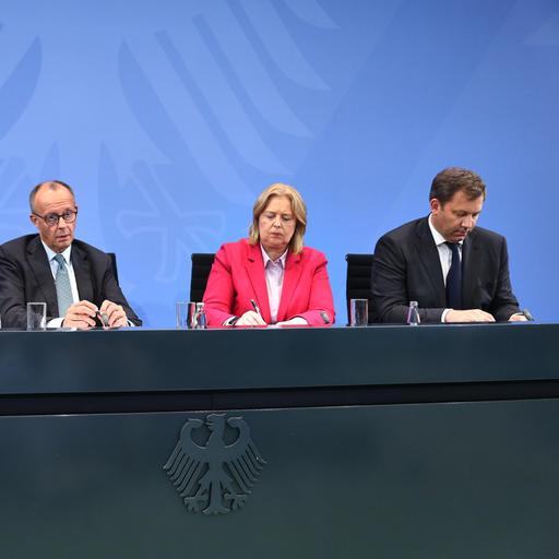 Pressekonferenz nach den Beratungen des Koalitionsausschusses: Bayerns Ministerpräsident Markus Söder (CSU), Bundeskanzler Friedrich Merz (CDU), Bundesministerin für Arbeit und Soziales Bärbel Bas (SPD) und Bundesfinanzminister Lars Klingbeil (SPD. v.li.).